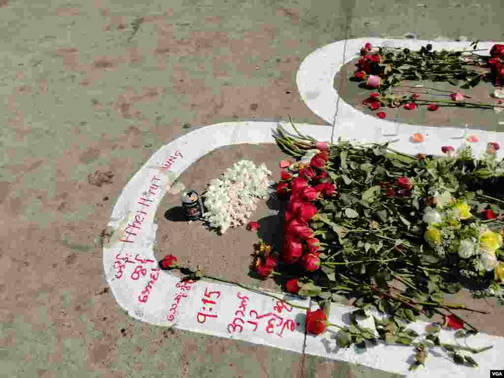 ရန်ကုန် ဆန္ဒပြပွဲအတွင်း သေနတ်ထိမှန်သေဆုံးသူများကို ၎င်းတို့ ကျဆုံးခဲ့ရာနေရာများမှာ ပန်းစည်း ပန်းခြင်းများနဲ့ အောက်မေ့ဂုဏ်ပြုခဲ့ကြတဲ့ မြင်ကွင်း။ (မတ် ၀၁၊ ၂၀၂၁)