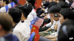 克里对胡志明市的大学生表示,未来美国政府的变化将不会影响两国关系。