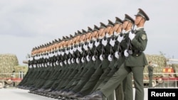 将要参加大阅兵的中国人民解放军士兵在北京一处军事基地进行排列。(2015年9月1日)