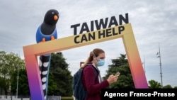 世界卫生大会在日内瓦开幕之际,联合国大楼附近竖立的拱门上写着“台湾可以提供帮助”。(2021年5月24日)