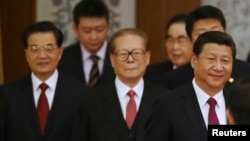 中国国家主席习近平与江泽民、胡锦涛和李鹏等退休领导人走在北京人民大会堂,参加庆祝中国人民共和国成立65周年的活动。(2014年9月30日)