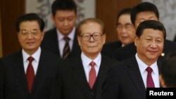 中国主席习近平和退休领导人江泽民、胡锦涛走进国庆65周年招待会会场(2014年9月30日)