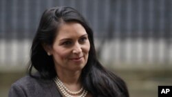 资料照片:英国内政大臣普丽蒂·帕特尔离开唐宁街10号首相官邸(2020年2月13日)