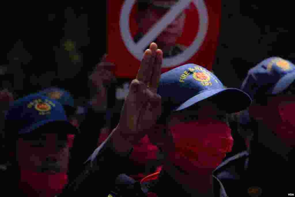 အရန်မီးသတ်တပ်ဖွဲ့ဝင်တွေ ပါဝင်တဲ့ မန္တလေးမြို့က ဆန္ဒပြပွဲ မြင်ကွင်း။ 