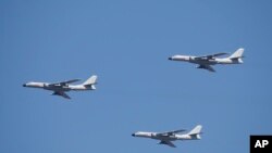 中国空军2015年9月展示轰-6K(美联社)