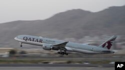 载有外国人的卡塔尔航空公司包机获准离开喀布尔国际机场(2021年9月9日)