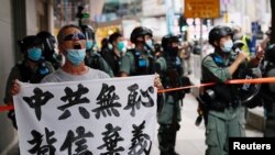 一名香港抗议者在主权回归纪念日举行的抗议港版国安法游行中举牌指责中共背信弃义。(2020年7月1日)