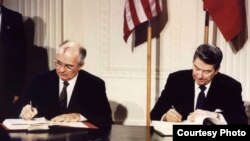 美国总统里根和苏联领导人戈尔巴乔夫在白宫签署《中导条约》。(1987年12月8日)