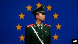 一名中国警察站立在欧盟驻华代表团北京办公室外。(资料照片)