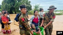 မြန်မာ၊ ဗီယက်နမ်၊ ထိုင်းနဲ့လာအိုနိုင်ငံတွေရိုက်ခတ်သွားတဲ့ Yagi မုန်တိုင်းကြောင့် နေပြည်တော်ဒေသ၊ ပျဥ်းမနားမြို့က ရေဘေးသင့်သူများ။ (စက်တင်ဘာ ၁၃၊ ၂၀၂၄)