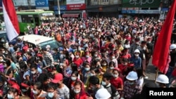 缅甸首都仰光大批示威者星期六(2021年2月6号)走上街头抗议军人发动政变。缅甸军方切断了网络。(路透社照片)