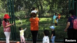 在北京一个公园里游玩的家长和儿童。(2021年6月1日)