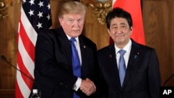 美国总统川普与日本首相安倍晋三在联合记者会前握手。(2107年11月6日)