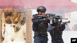 台湾海岸警备部队在基隆举行反恐演习 (美联社)