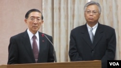 台湾外长林永乐(左)在立法院接受质询(美国之音张永泰拍摄)