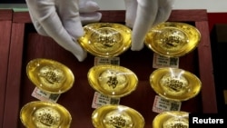 图为北京一家珠宝行的黄金制品 (2019年8月6日)。
