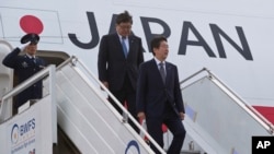 日本首相安倍晋三(右)抵达新德里,开始对印度进行为期三天的访问。(2015年12月11日)