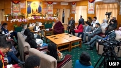 美国和平研究所与西藏精神领袖达赖喇嘛2019年10月23日与战乱地区维和青年领袖在印度达兰萨拉举行对话(图片来源:美国和平研究所)
