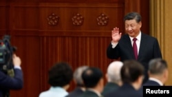 资料照:中国领导人习近平向在人大会堂里出席国庆招待会的人群招手。(2022年9月30日)