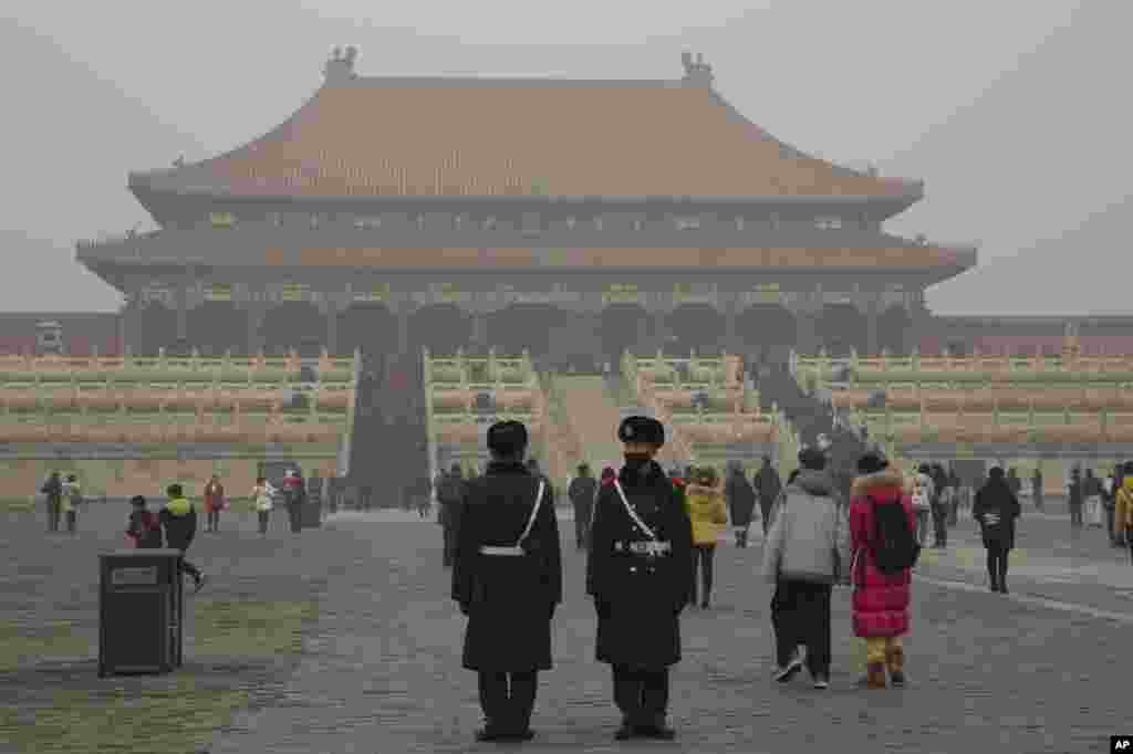 2015年12月22日,中国武警在雾霾下的故宫站岗