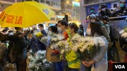 香港网民3月31日晚在太子地铁站出口外发起”流水式献花”,纪念8-31太子站防暴警察涉嫌无差别袭击市民事件7个月。 (美国之音/汤惠芸)