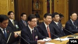 2013年3月23日,中国领导人习近平和中共中央办公厅主任栗战书(左一),以及王沪宁(右二)、杨洁篪在俄罗斯国家杜马(美国之音白桦拍摄)。习近平、栗战书和王沪宁成为中共第十九届政治局常委。