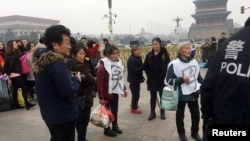 资料照:在中国全国政协会议开幕前告状民众出现在北京天安门广场旁。(2018年3月3日)