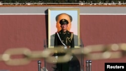 中国武警站在天安门上毛泽东像的前面与拦路的锁链后面(2013年11月12日)
