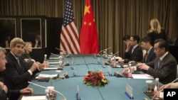 美国国务卿克里和中国外长王毅利用亚太峰会的机会举行会谈(2014年11月7日)