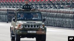 中国国家主席习近平为香港主权回归中国20周年在香港检阅中国人民解放军驻港部队。(2017年6月30日)