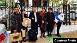 谢燕益的妻子原珊珊(右一)与律师等在法庭外(网络图片)