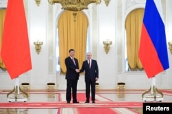 俄罗斯总统普京与中国领导人习近平在克里姆林宫出席一个欢迎仪式。(2023年3月21日)