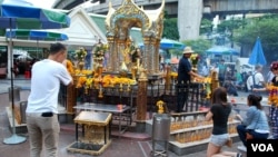 泰国曼谷四面佛8.17恐怖爆炸事件发生后,前来进香许愿的民众仍然络绎不绝,中国游客也在其中。(美国之音朱诺拍摄)