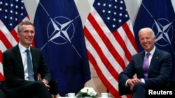 资料照:时任美国副总统的拜登在慕尼黑安全会议上与北约秘书长斯托尔滕贝格举行会晤。(2015年2月7日)