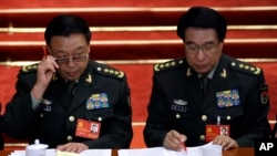 2012年11月8日中共十八大开幕式上徐才厚(右)和即将接替他担任军委副主席的范长龙(左)