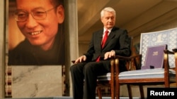 时任挪威诺贝尔委员会主席的托比约恩·亚格兰(Thorbjoern Jagland)低头看向一张本应属于诺贝尔和平奖得主刘晓波的空座椅。(2010年12月10日)