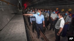 资料照:中国时任总理李克强在河南郑州视察遭水灾的郑州地铁5号线。(2021年8月18日)