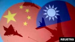资料图片:中国与台湾旗帜和战机图示