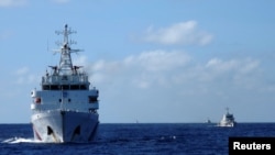 中国海警船在南中国海追赶越南海警船(路透社资料图)