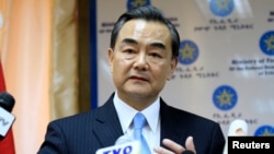 中国外长王毅在埃塞俄比亚首都亚的斯亚贝巴的记者会上讲话。(2014年1月6日)
