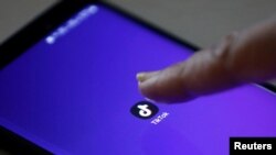 图为智能手机上的抖音应用软件标识(2019年2月21日拍摄)。