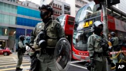 香港街头在一个路口执勤的香港警察。(2019年12月9日)