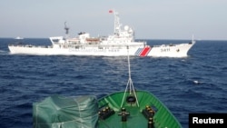 在离越南海岸210公里的南中国海上,从一艘越南海岸警卫队的船上看附近的中国海警船。(2014年5月14日)