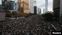 6月12日星期三,大批香港民众走上街头反《逃犯条例》