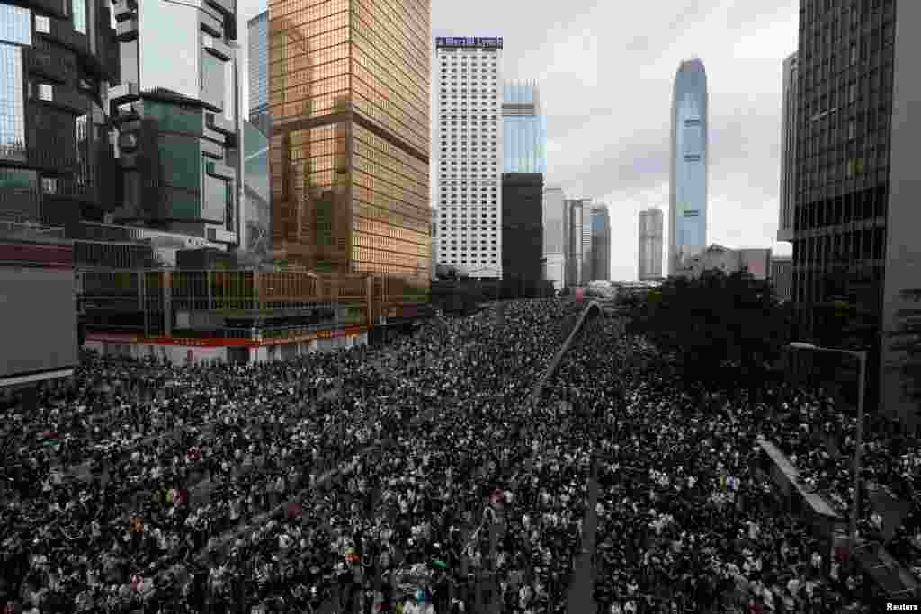 6月12日星期三,大批香港民众走上街头反对《逃犯条例》。