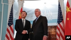 中国负责外交事务的最高级官员杨洁篪在美国国务院与国务卿蒂勒森握手(2017年9月12日)