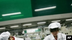 中国工人在广东龙华的富士康工厂里工作(资料照片)