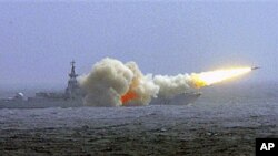中国海军南海舰队的一艘驱逐舰去年3月8日在演习中发射导弹(资料照)