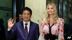 Іванка Трамп (п) і прем’єр-мінінстр Японії Сіндзо Абе