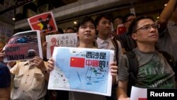 抗议者在香港举行示威,支持中国政府对南中国海海域的主权要求。